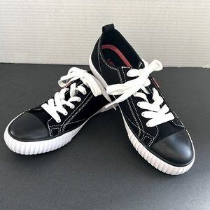 Levi’s sneakers black with white soles women’s size 6.5